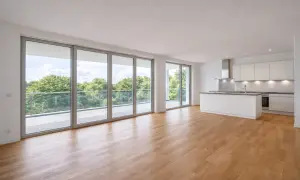 Helle, moderne Wohnung mit großem Balkon und offener Küche. Ein Traum für jeden Makler, der eine Vermietung anstrebt.