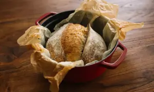 Chleb na zakwasie w czerwonym naczyniu żeliwnym, gotowy do pieczenia. Idealna temperatura pieca chleb to klucz do chrupiącej skórki.