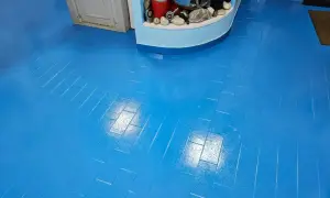 Pavimento blu brillante, effetto parquet, appena finito di lavorare la resina. Riflessi luminosi sulla superficie liscia.