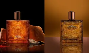 Złota butelka Versace Eros Parfum, otoczona kamieniami i szafranem, emanuje luksusem.