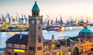 Hamburger Hafen bei Sonnenuntergang mit dem Altonaer Fischmarkt und vielen Kränen. Eine echte Attraktion Hamburgs.