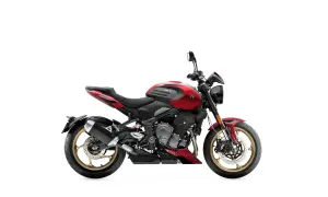 Czerwony motocykl Triumph Trident 660 na białym tle.