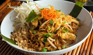 Pad thai co to? Aromatyczny makaron ryżowy z kurczakiem, kiełkami fasoli mung, orzeszkami ziemnymi i szczypiorkiem.