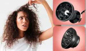 Donna con capelli ricci e crespi guarda un diffusore per capelli, sperando di ottenere ricci definiti.