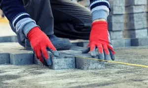 Koszty ułożenia kostki brukowej 2026: Cennik, pułapki i jak oszczędzać?