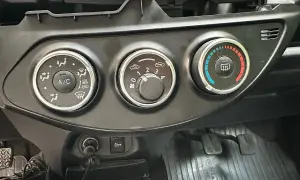 Jak włączyć klimatyzację w Toyota Yaris i cieszyć się komfortem w upały