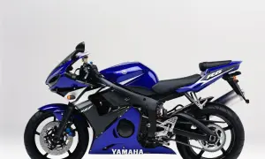 Niebieski motocykl sportowy Yamaha R6 2003 z białymi akcentami, gotowy do jazdy po torze.