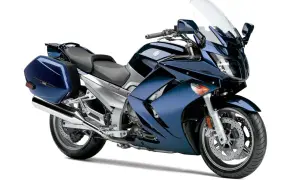 Granatowy motocykl turystyczny Yamaha z kuframi, idealny dla wysokich podróżników.