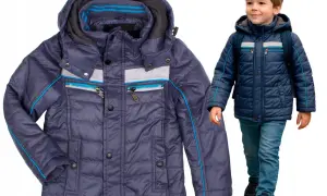 Granatowa kurtka wiosenna Adidas dla chłopca, pikowana, z kapturem i niebieskimi detalami.
