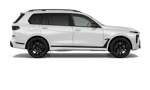 Białe BMW X7 M60i z czarnymi felgami i detalami. Luksusowy SUV gotowy na każdą podróż.