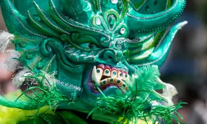 Grüne Maske mit funkelnden Steinen und Federn, ein Blickfang beim Carnival of Cultures Berlin.