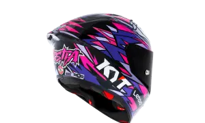 Kask motocyklowy Kyt z grafiką "Sista" w kolorach różowym i fioletowym. Wykonany z poliwęglanu czy włókna szklanego?