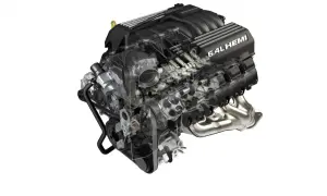 Przekrój silnika 6.4L HEMI z widocznymi elementami wewnętrznymi, takimi jak zawory i tłoki.