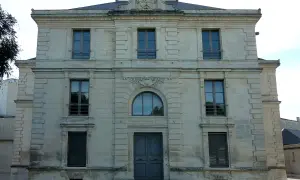 Bâtiment de l'état civil en Charente-Maritime, façade en pierre de taille avec une grande porte centrale et plusieurs fenêtres.