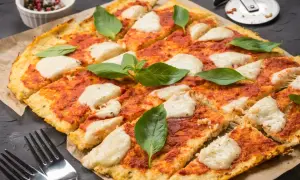 Zdrowa pizza: przepisy na fit spody, sos i dodatki. Zaskocz się smakiem!