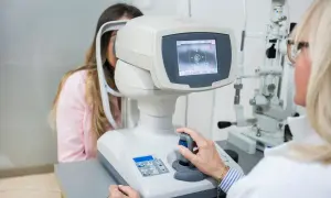 Badanie wzroku pacjentki na nowoczesnym sprzęcie optometrycznym.