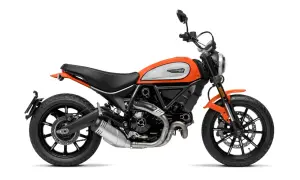 Pomarańczowy motocykl Ducati Scrambler z czarnym siedzeniem i felgami, na białym tle.