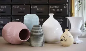 En samling vackra vaser i olika former och färger. En rosa, en blårandig, en randig i grått och svart, en vit med prickar och en gul med fåglar. Perfekta att måla vaser med nya mönster på.