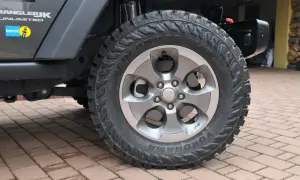 Koło terenowe Jeep Wrangler JK Unlimited z oponą Yokohama Geolandar M/T na felgach w wersji limited.