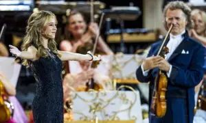 Wokalistka i André Rieu w Polsce, na scenie z orkiestrą.