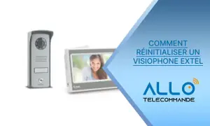 Notice : comment réinitialiser un visiophone Extel. L'image montre un visiophone Extel et son écran.