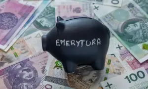 Skarbonka z napisem "EMERYTURA" na tle polskich banknotów. Zastanawiasz się, jaka emerytura przy zarobkach 7000 brutto?