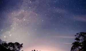 Nocne niebo pełne gwiazd, Droga Mleczna i delikatne światło. Czekam na deszcz meteorów, który przyniosą perseidy.