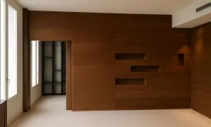 Parete moderna con finitura in impiallacciato rovere, nicchie integrate e un'apertura su una libreria a giorno.