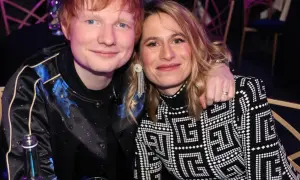 Ed Sheeran z żoną Cherry Seaborn, uśmiechnięci i blisko siebie. Widać obrączkę na jej palcu, co potwierdza, czy Ed Sheeran ma żonę.