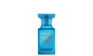 Niebieska butelka perfum Tom Ford Mandarino di Amalfi Acqua, przywołująca zapach włoskiego wybrzeża.