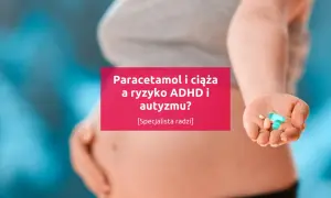 Dłoń kobiety w ciąży trzymająca tabletki.
