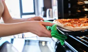 Jak piec pizzę w piekarniku, aby uniknąć zakalca i osiągnąć chrupkość