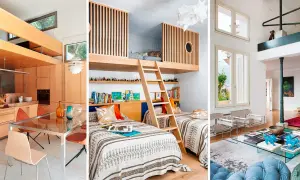 Cocina moderna, habitación infantil con literas y salón elegante en una casa en forma de L pequeña.