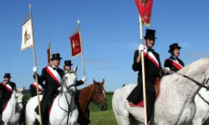 Reiter mit Fahnen und Zylindern beim Blutritt Bad Wurzach.