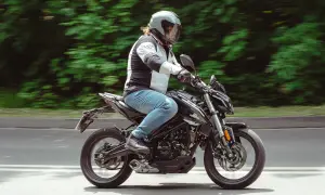Mężczyzna w kasku jedzie czarnym motocyklem, który może być najmocniejszym motocyklem na kat B.