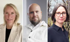 Porträtt av tre personer. I mitten en man med skägg, troligen en av adlibris grundare.