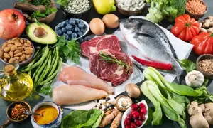 Mięso, ryba, jajka, awokado, jagody, orzechy i warzywa – składniki idealne na dietę niskowęglowodanową. Efekty mogą być zaskakujące!