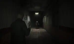 Mroczny korytarz szpitalny, gracz z pistoletem mierzy do przerażającej pielęgniarki. Klimat jak w najlepszych grach horror ps5.