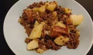 En tallrik med köttfärs, potatis och svamp. Perfekt för storkok recept som mättar.