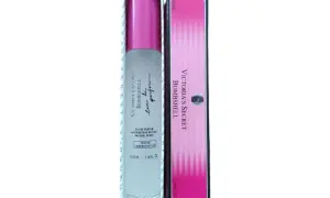 Perfumy Victoria's Secret Bombshell w opakowaniu testera. Różowy korek i paski na pudełku dodają uroku tej vs bombshell.