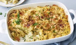 Ein goldbrauner Blumenkohl Auflauf mit Nudeln und knuspriger Käsekruste, garniert mit frischer Petersilie.