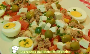 Ensalada de alubias blancas de bote con atún, huevo duro, queso fresco, aceitunas y tomate.