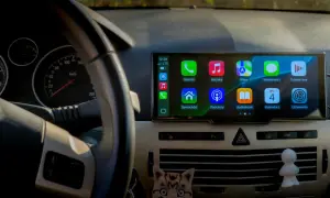 CarPlay co to? Ekran w samochodzie z ikonami: Telefon, Muzyka, Mapy, Wiadomości, Podcasty, Audiobooki, Kalendarz, Ustawienia.