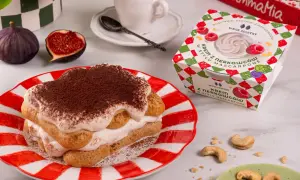 Tiramisu z kremem roślinnym w stylu mascarpone, obok opakowanie kremu i figi.