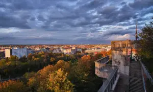 Blick über den herbstlichen Humboldthain Park auf die Stadt. Wolkenverhangener Himmel.