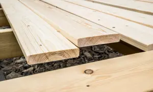 Nya trallbrädor ligger redo att läggas, med den fina sidan uppåt. Snart blir det en härlig altan.