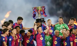 Piłkarze świętują zdobycie pucharu La Liga, wznosząc go nad głowami.