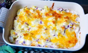 Kohlrabi-Auflauf mit geschmolzenem Käse und lila Kohlstreifen, frisch aus dem Ofen.