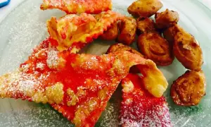 Dolci di carnevale marchigiani: chiacchiere rosse e frittelle dorate, cosparse di zucchero a velo, un piacere per gli occhi e il palato.