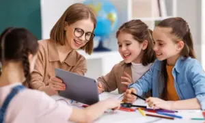 Co można robić po studiach pedagogicznych? Sprawdź najlepsze opcje kariery